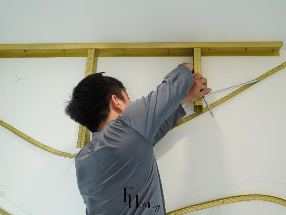 Người thợ FHome.sg kiểm tra và bảo dưỡng hạng mục nội thất tại công trình theo quy trình bảo hành định kỳ