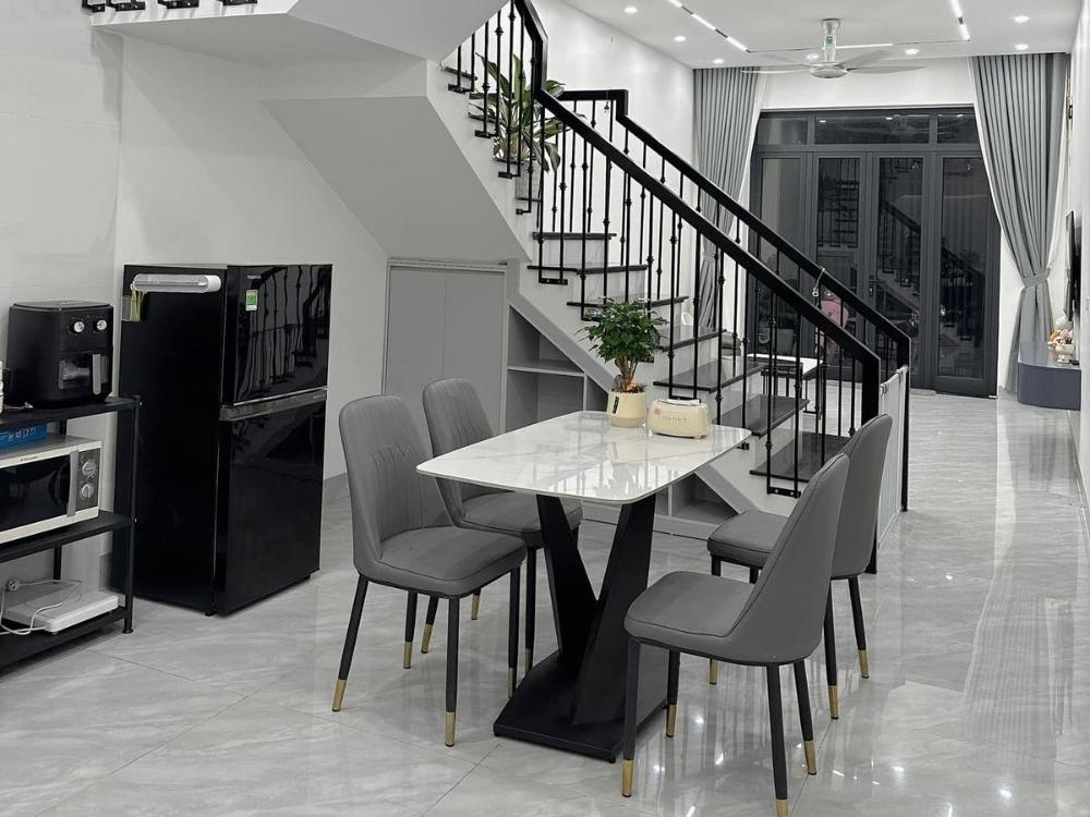 Nhà Phố 2 Tầng Mặt Tiền 5m với phòng bếp hiện đại thông phong khách