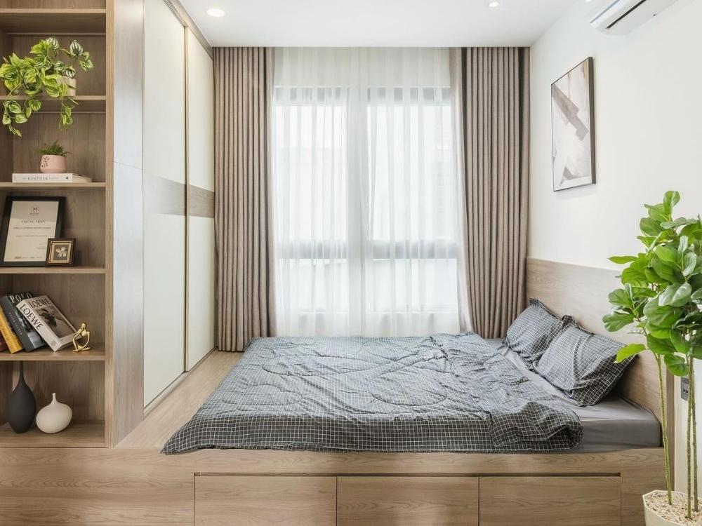 Nhà Phố 2 Tầng Mặt Tiền 5m với phòng ngủ tông màu vàng chủ đao, giường gỗ