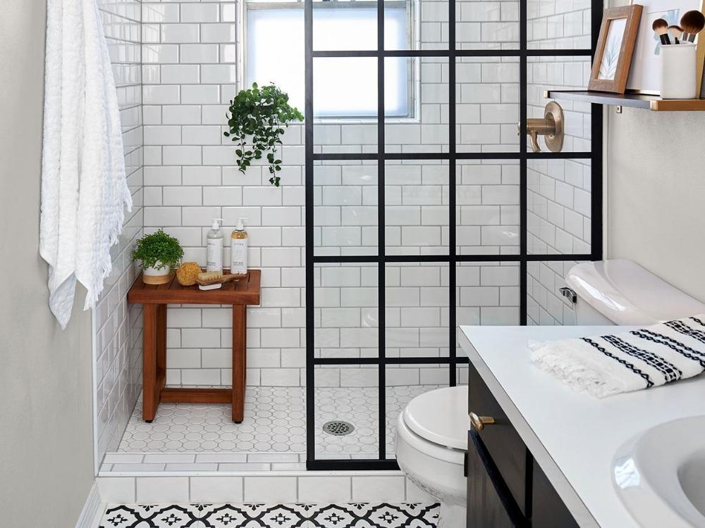 Nhà vệ sinh nhà phố 3 tầng gọn gàng, sạch sẽ với gạch ốp sáng màu, tạo cảm giác rộng rãi và thoáng đãng hơn