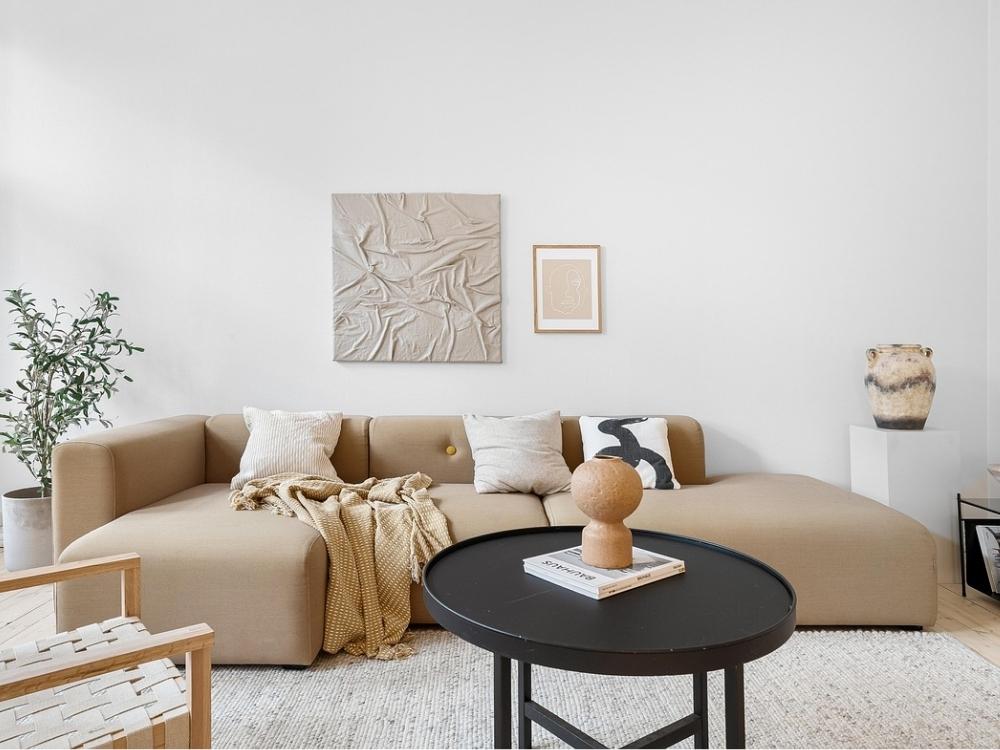 Nội Thất Nhà Phố 2 Tầng Mặt Tiền 6m với phòng khách thoáng đãng, bộ sofa lớn cùng bàn trà