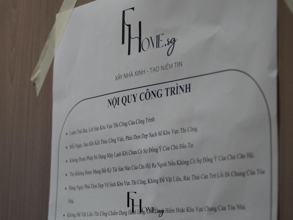 Nội quy công trình được niêm yết rõ ràng, thể hiện quy trình làm việc minh bạch và chuyên nghiệp của FHome.sg
