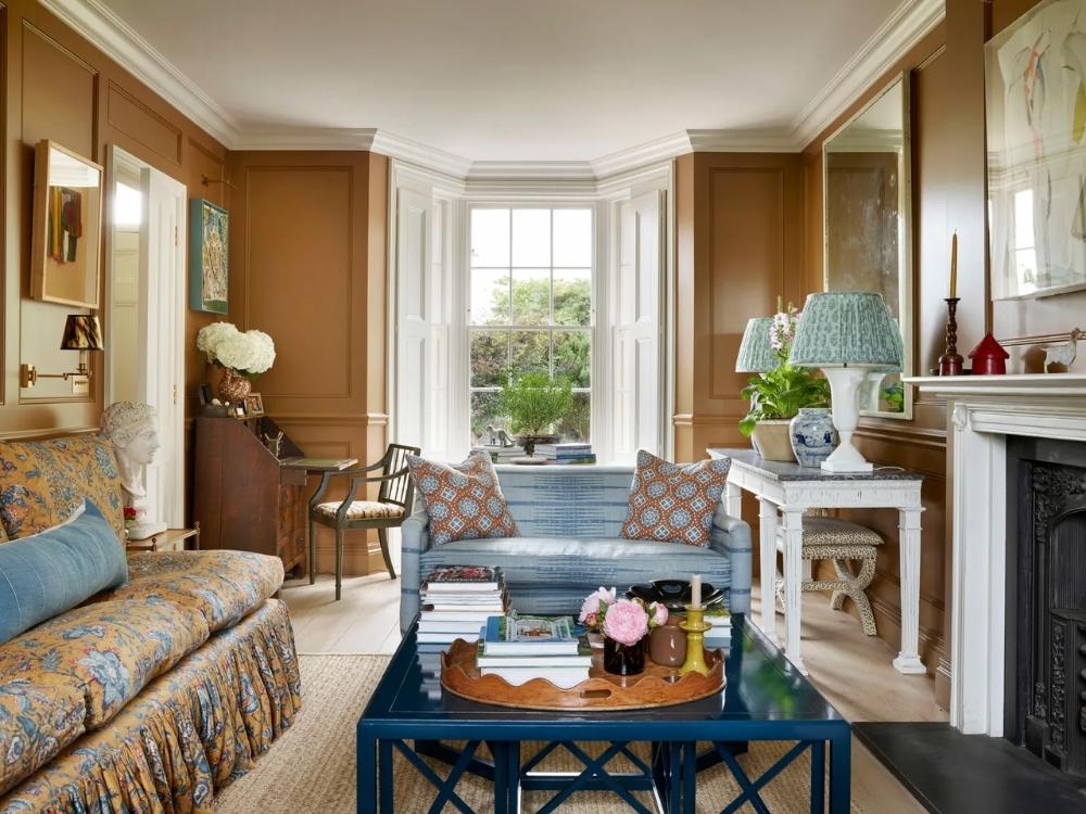 Nội thất Queen Anne rực rỡ, họa tiết phức tạp, ấm cúng và sang trọng