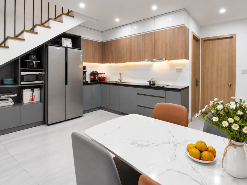 Nội thất bếp nhà phố 2 tầng 80m2 tận dụng gầm cầu thang đặt tủ lạnh