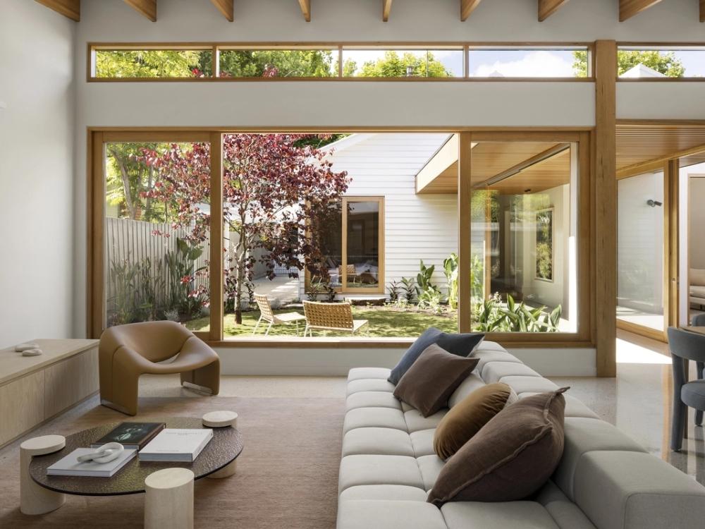 Nội thất biệt thự phong cách Japandi với không gian mở, tận dụng ánh sáng tự nhiên và tông màu trắng kết hợp gỗ tự nhiên