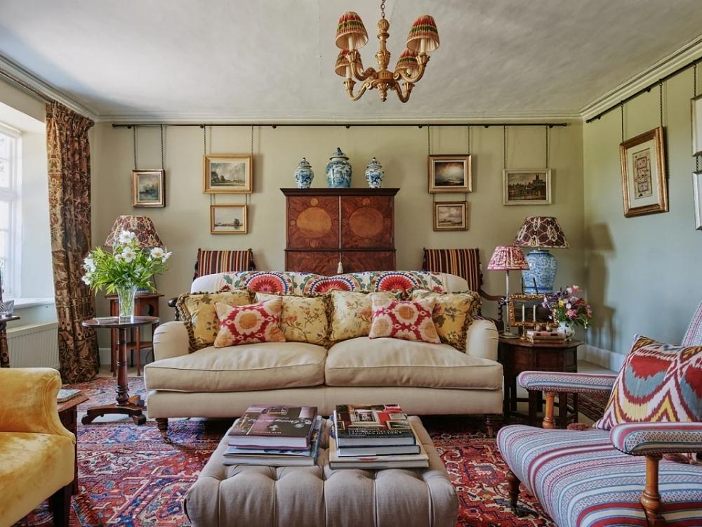 Nội thất phong cách Romanticism với màu sắc mềm mại và họa tiết hoa lá, tạo không gian lãng mạn và ấm cúng