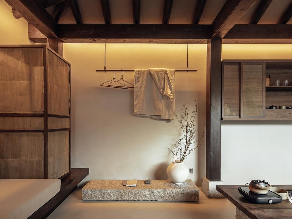 Nội thất truyền thống với gỗ tự nhiên mang vẻ cổ điển, ấm cúng và đậm bản sắc văn hóa