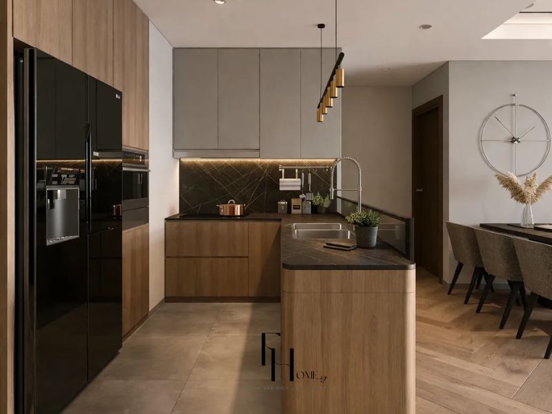 Phòng bếp chung cư 100m2 2 phòng ngủ tủ walnut phối xám đảo bo cong gỗ mặt đá đen backsplash đá vân vàng và đèn thả ống kim loại đồng