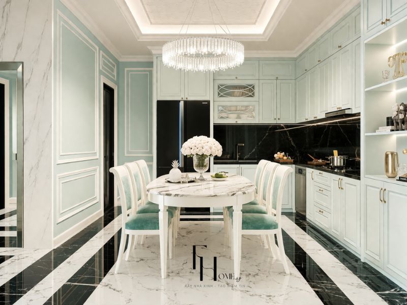 Phòng bếp 70m2 phong cách Tân cổ điển tủ xanh bạc hà, bàn ăn tròn marble, sàn marble đen trắng