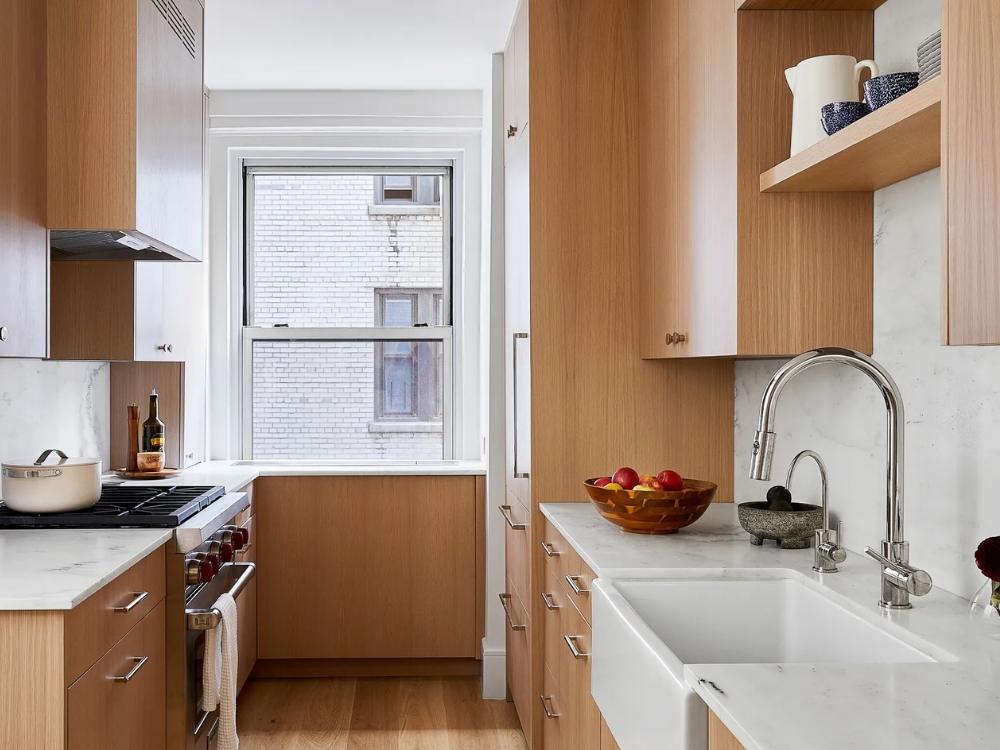 Phòng bếp Bắc Âu sử dụng gỗ sáng màu, tối ưu ánh sáng tự nhiên, không gian tươi mới, tiện nghi.