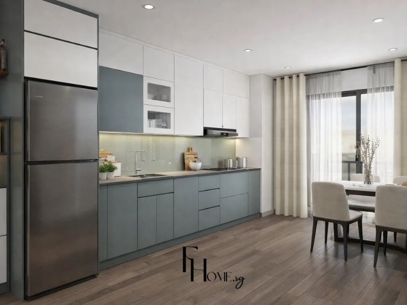 Phòng bếp chung cư 45m2 1 phòng ngủ, tủ xanh mòng két mờ, ốp bếp kính xanh xám và tủ lạnh inox 