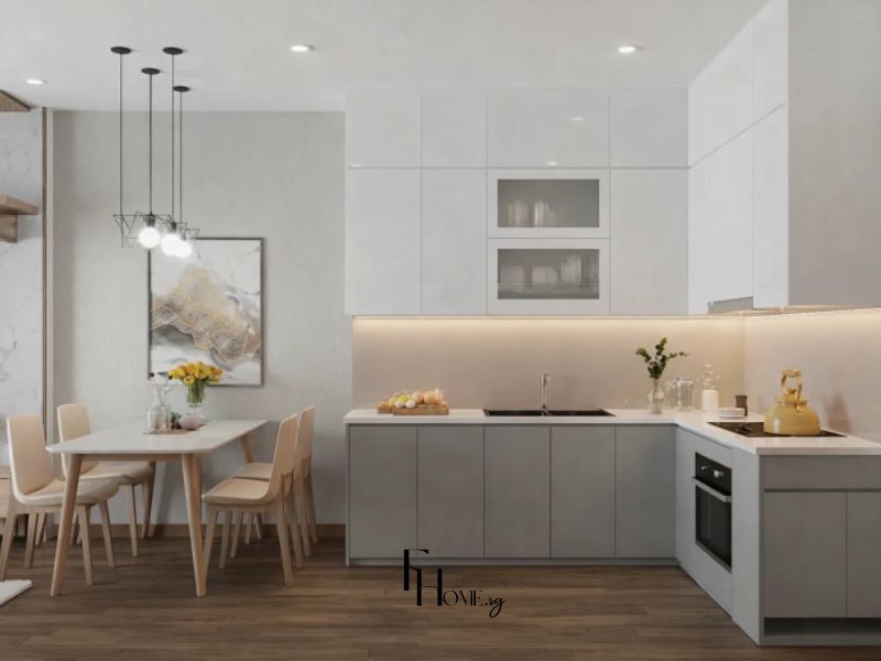 Phòng bếp chung cư 50m2 bố cục chữ L tủ trên trắng bóng tủ dưới xám matte, mặt bàn đá trắng, bàn ăn gỗ sồi và đèn thả cụm 3 bóng Edison khung đen