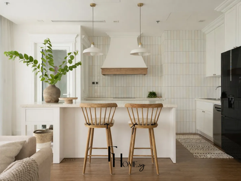 Phòng bếp chung cư 50m2 phong cách Địa Trung Hải với đảo bếp terrazzo be vàng, ghế cao gỗ Windsor và ốp tường sau bếp gạch thẻ đứng trắng đường ron be