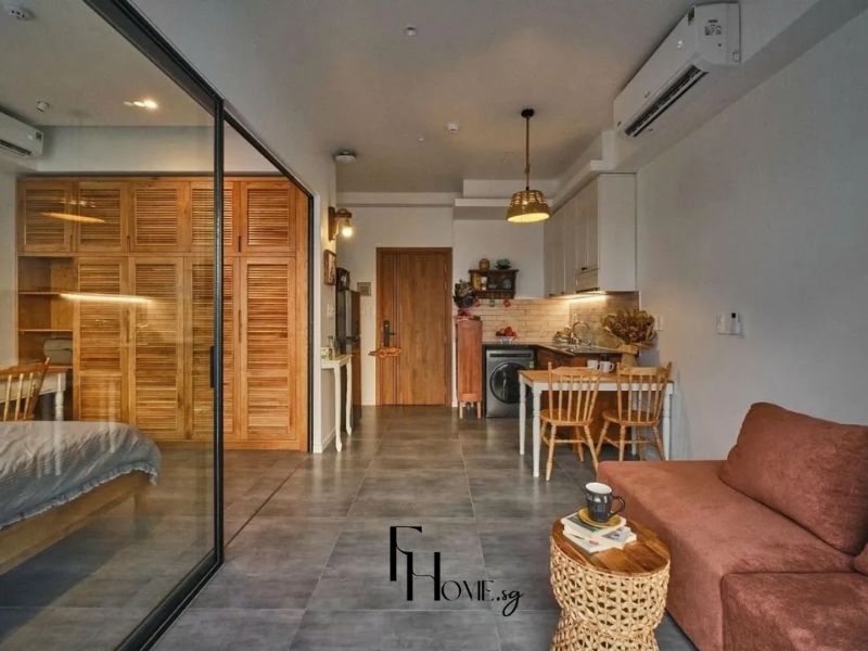 Khu bếp chung cư 50m2 phong cách Industrial với vách kính khung thép đen, tủ áo gỗ cánh chớp nan dọc và bếp tủ trắng ốp tường sau bếp gạch thẻ nâu be