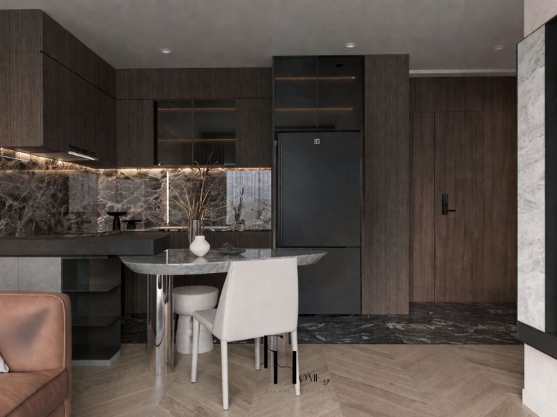 Phòng bếp chung cư 55m2 phong cách tối giản với tủ gỗ nâu sẫm, ốp đá marble và bàn ăn tròn mặt đá chân inox