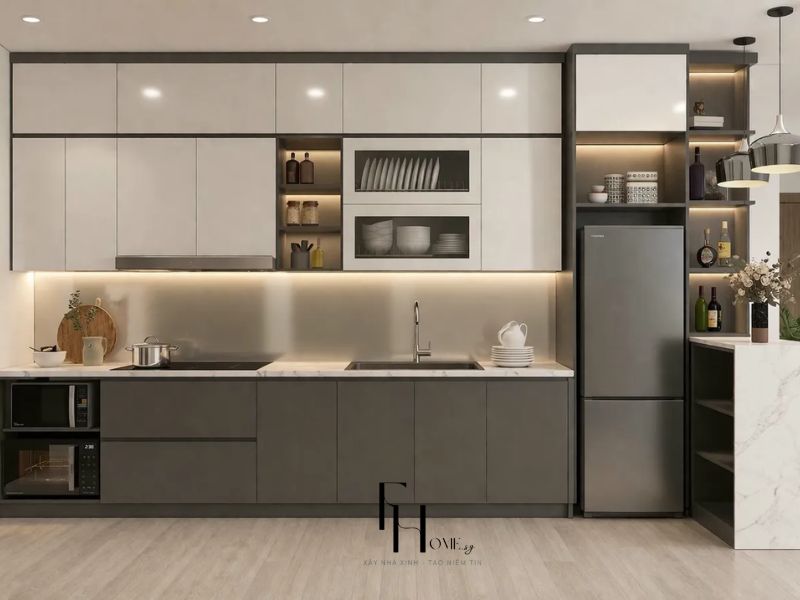Phòng bếp chung cư 60m2 hai phòng ngủ với tủ trắng kết hợp kệ mở gỗ tối và quầy ăn mặt đá trắng