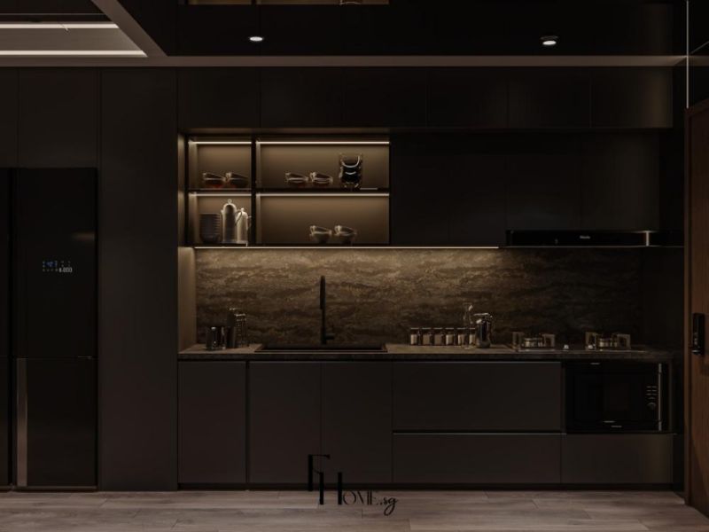 Phòng bếp chung cư 60m2 full dark với tủ bếp đen matte kịch trần, vách đá granite vân nâu vàng và kệ mở đèn LED