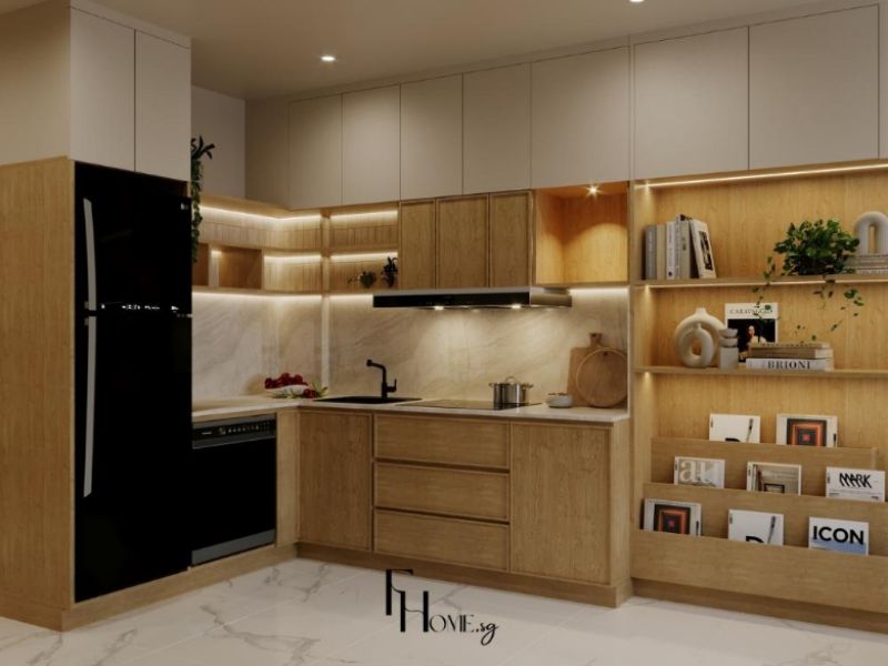 Phòng bếp chung cư 60m2 bố cục chữ L với tủ dưới gỗ sồi, tủ trên trắng matte, đèn LED âm tủ và kệ mở tích hợp sách cây xanh