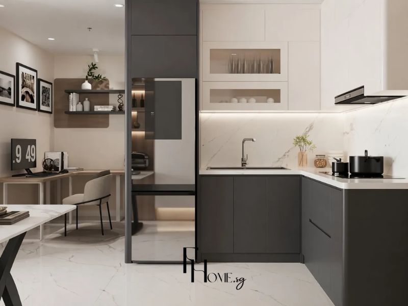 Phòng bếp chung cư 68m2 phong cách Tối Giản chữ L tủ xám than và trắng mờ, mặt bàn đá trắng vân xám ốp liền tường và góc làm việc gỗ sồi kệ nổi đèn LED