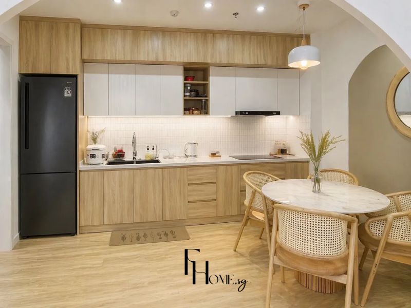 Phòng bếp chung cư 68m2 phong cách Vintage tủ trắng cánh nan và gỗ sồi nhạt, bàn ăn tròn mặt đá ghế mây đan 4 chỗ và đèn thả chao trắng bóng gỗ (sưu tầm)