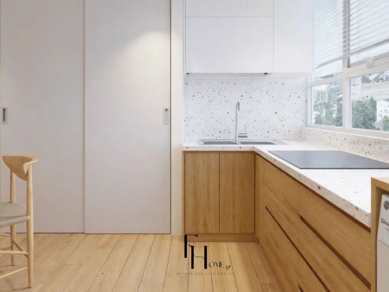 Phòng bếp chung cư 77m2 1 phòng ngủ tủ bếp gỗ sáng trắng kịch trần mặt bếp đá mài trắng cửa trượt trắng