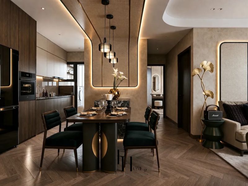 Khu ăn với bàn gỗ tối, đèn thả cụm và tường ốp vải bố viền vàng đồng