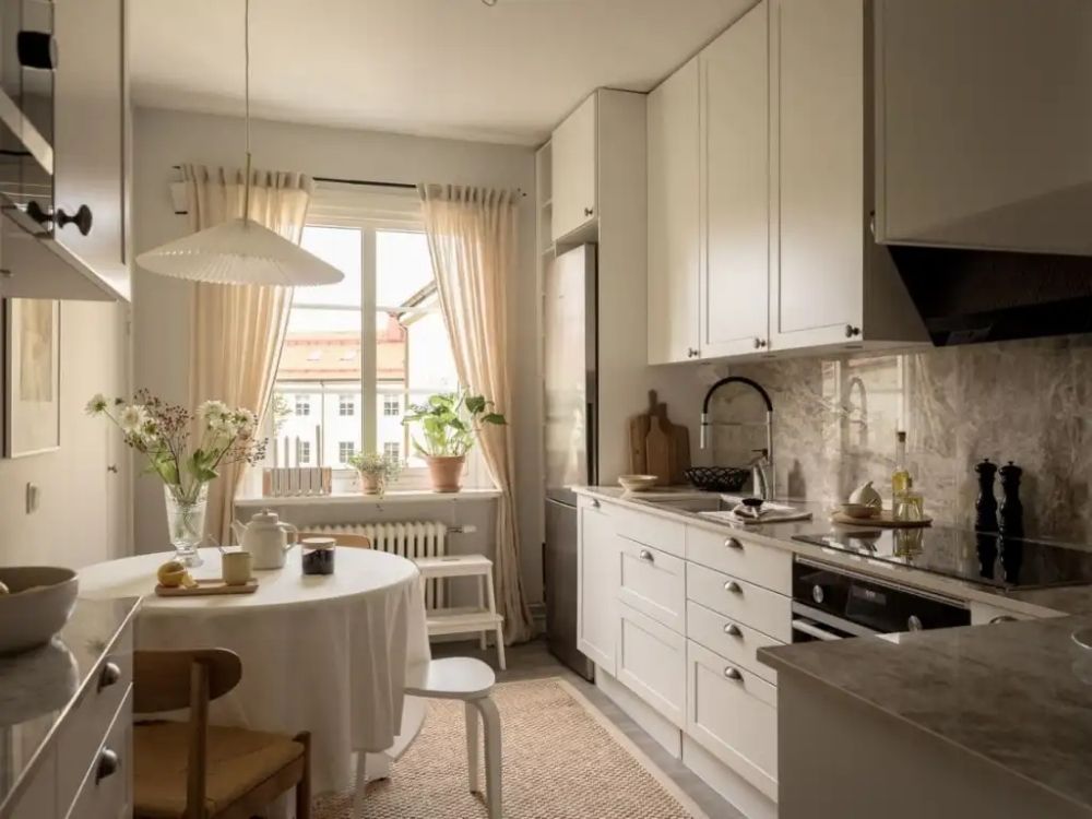 Phòng bếp nhà phố 15m² nhỏ gọn, tủ bếp cao sát trần, bàn đảo mini kiêm bàn ăn sáng tiết kiệm diện tích.