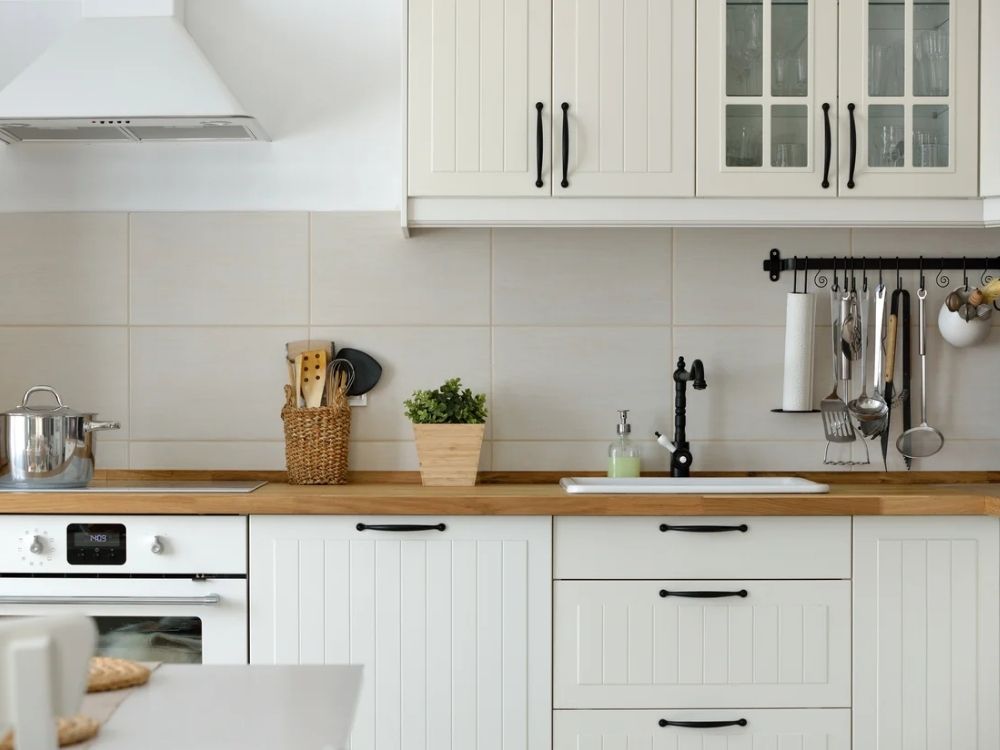 Phòng bếp nhà phố 16m² thiết kế chữ I, tủ bếp trên cao