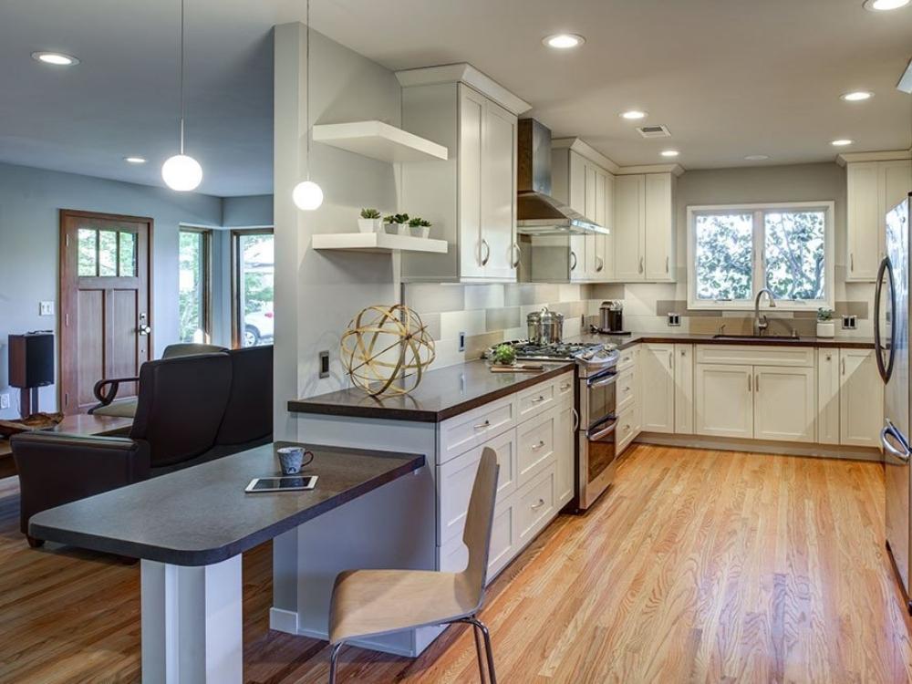 Phòng bếp nhà phố 3 tầng liên thông phòng khách, nội thất bố trí sát tường giúp tối ưu diện tích