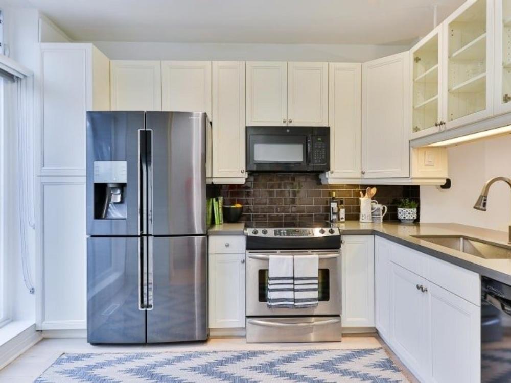 Phòng bếp nhà phố 3 tầng tiện nghi, gọn gàng với bố trí “tam giác vàng”, giúp nấu nướng dễ dàng