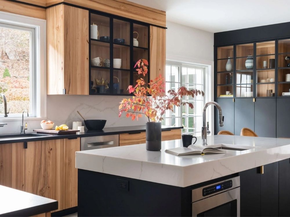 Phòng bếp nhà phố 40m² thiết kế mở, đảo bếp tích hợp bếp từ, máy hút mùi âm trần