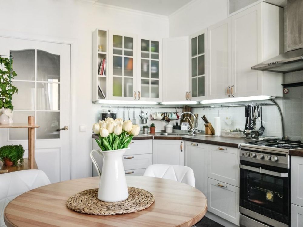 Phòng bếp nhà phố 4×4m thiết kế chữ L, chậu rửa góc