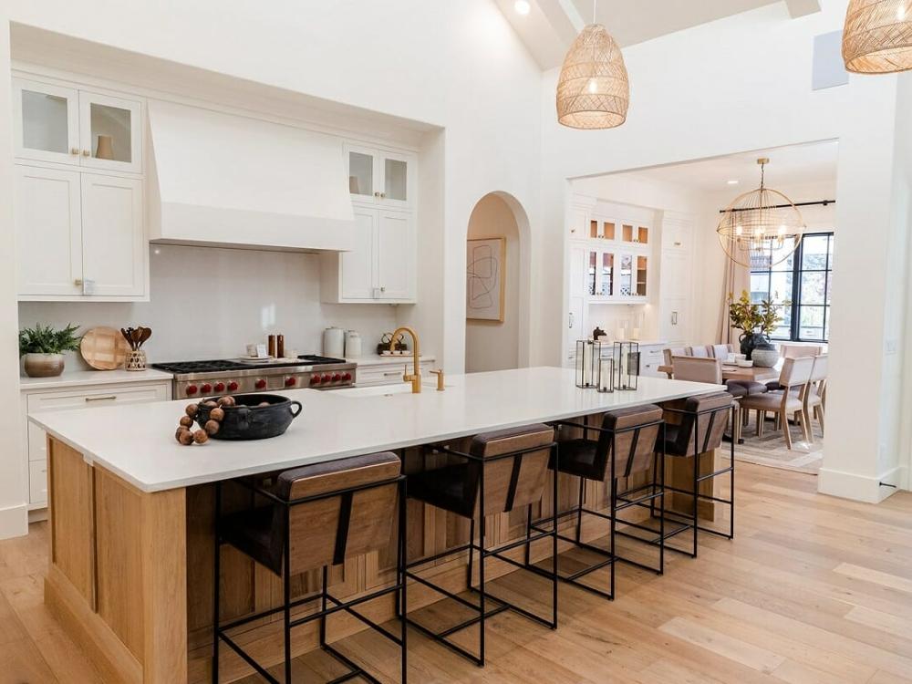 Phòng bếp nhà phố 90m² bố trí hợp lý, tối ưu lối đi và không gian thao tác, tạo cảm giác rộng rãi, tiện dụng và hiện đại