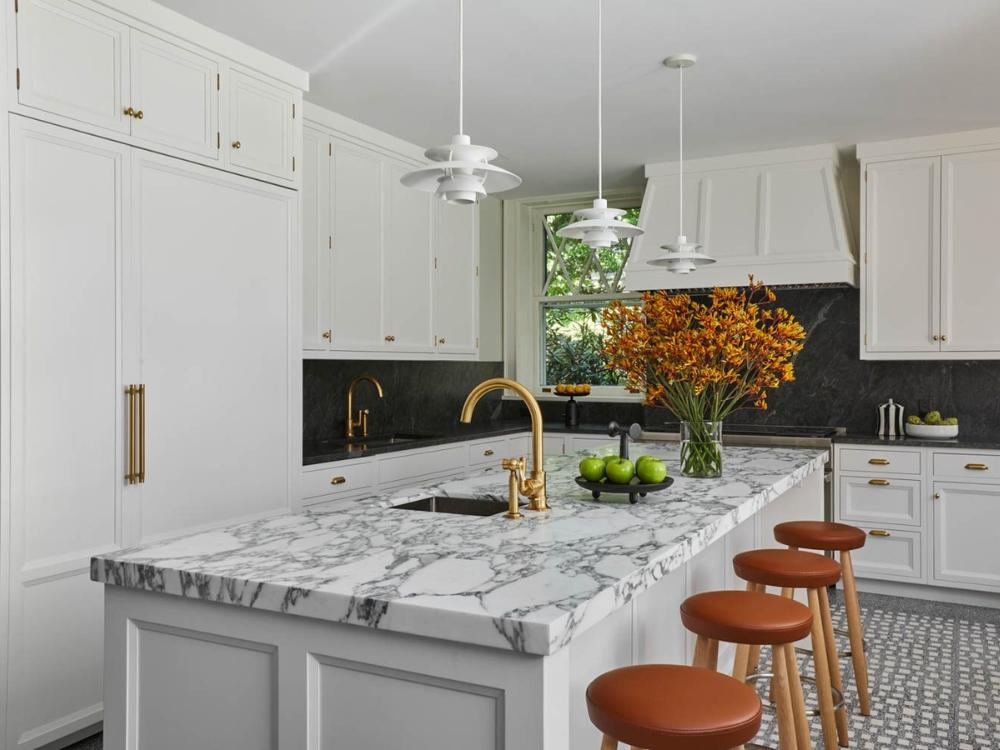 Phòng bếp nhà phố 90m² với bố cục gọn gàng, tận dụng ánh sáng tự nhiên và hệ thống hút mùi, mang đến không gian sạch sẽ, tiện nghi và thoải mái