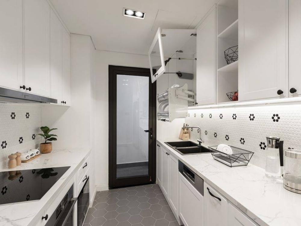 Phòng bếp phong cách Bắc Âu với tủ bếp gỗ thông, mặt bếp sáng màu và ánh sáng tự nhiên