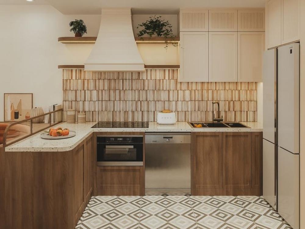 Phòng bếp phong cách Đông Dương sử dụng vật liệu tự nhiên như gỗ sẫm màu, tre và mây, kết hợp với gam màu vàng kem và trắng