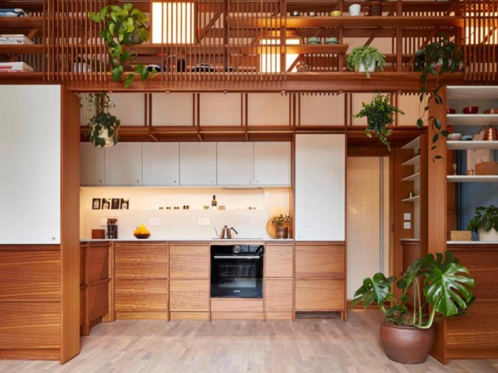 Phòng bếp phong cách Nhật Bản trong căn hộ 65m² với tủ bếp gỗ sáng, mặt bàn phẳng