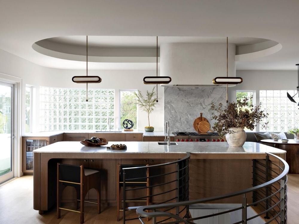 Phòng bếp phong cách Streamlining với đường cong mượt mà, lấy cảm hứng từ thiết kế máy bay cổ điển, hiện đại và năng động