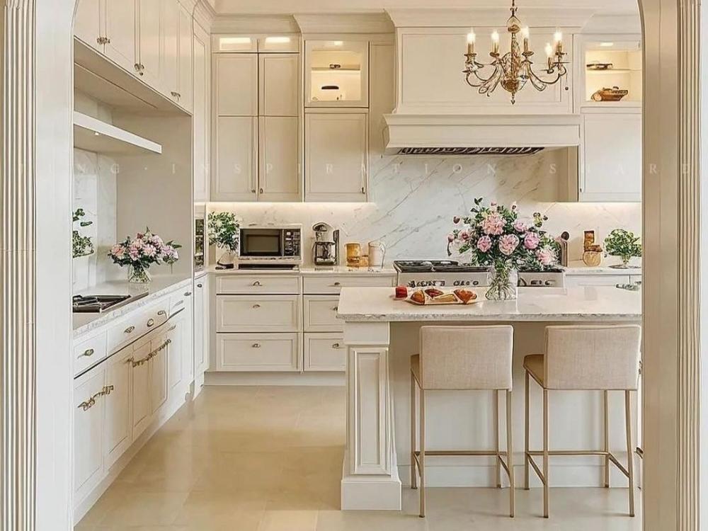 Phòng bếp phong cách Tân cổ điển với gỗ tự nhiên