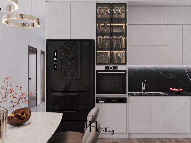 Phòng bếp chung cư 50m2 2 phòng ngủ với tủ chữ L trắng mờ kéo sát trần, tủ lạnh đen bóng và ốp tường sau bếp đá cẩm thạch đen vân trắng