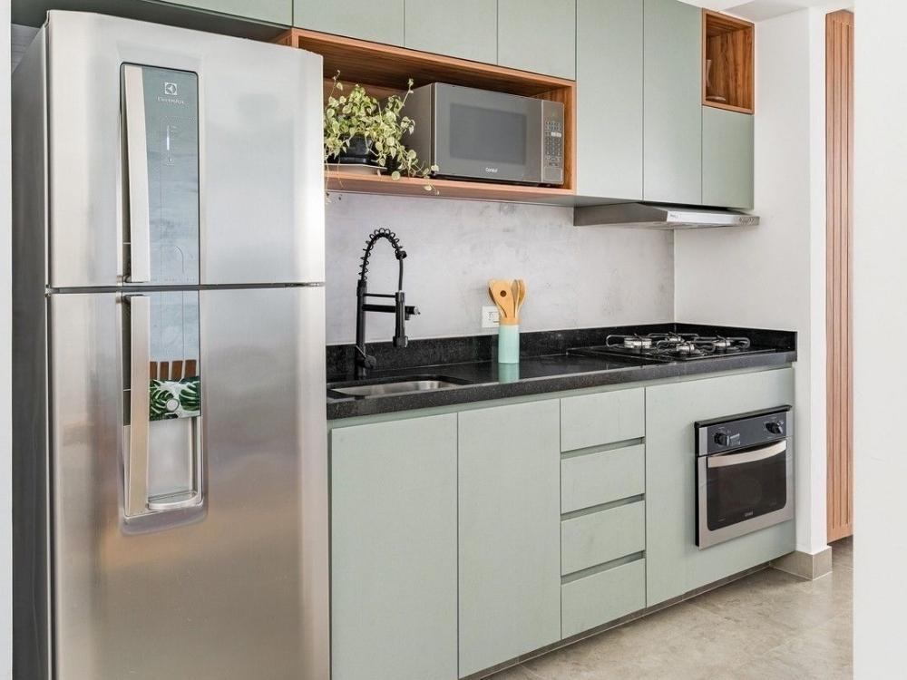 Phòng bếp với tủ bếp gỗ gam màu xanh mint sang trọng 