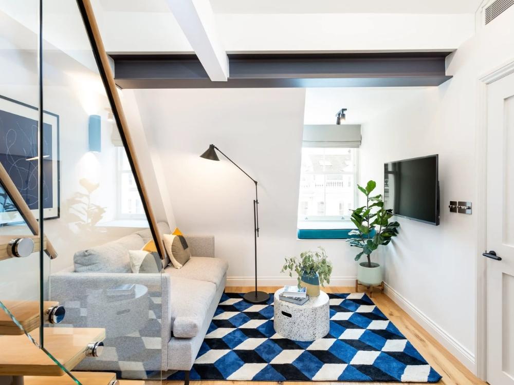 Phòng khách 25m² theo phong cách Scandinavian với gam màu trắng xám nhạt, tạo nền tảng sáng sủa cho toàn bộ không gian