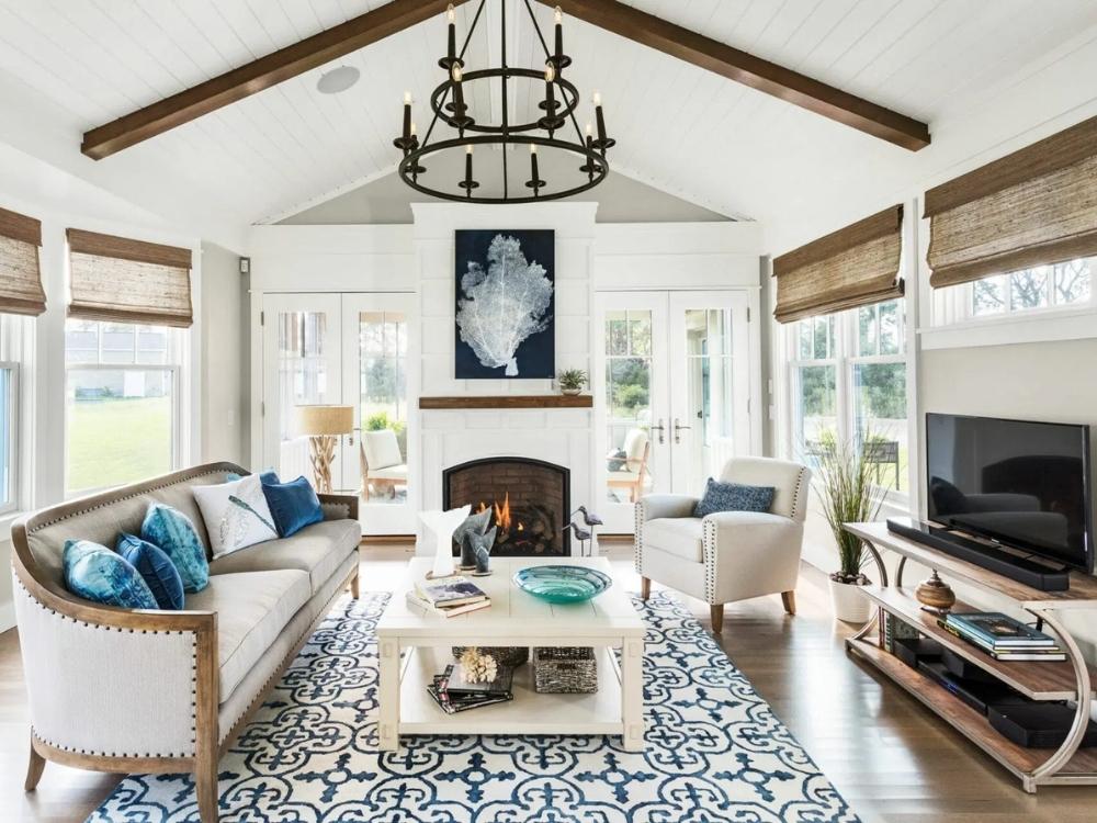 Phòng khách Coastal Grandmother sử dụng nội thất tinh tế và ánh sáng dịu, mang vẻ hoàn hảo, thoải mái
