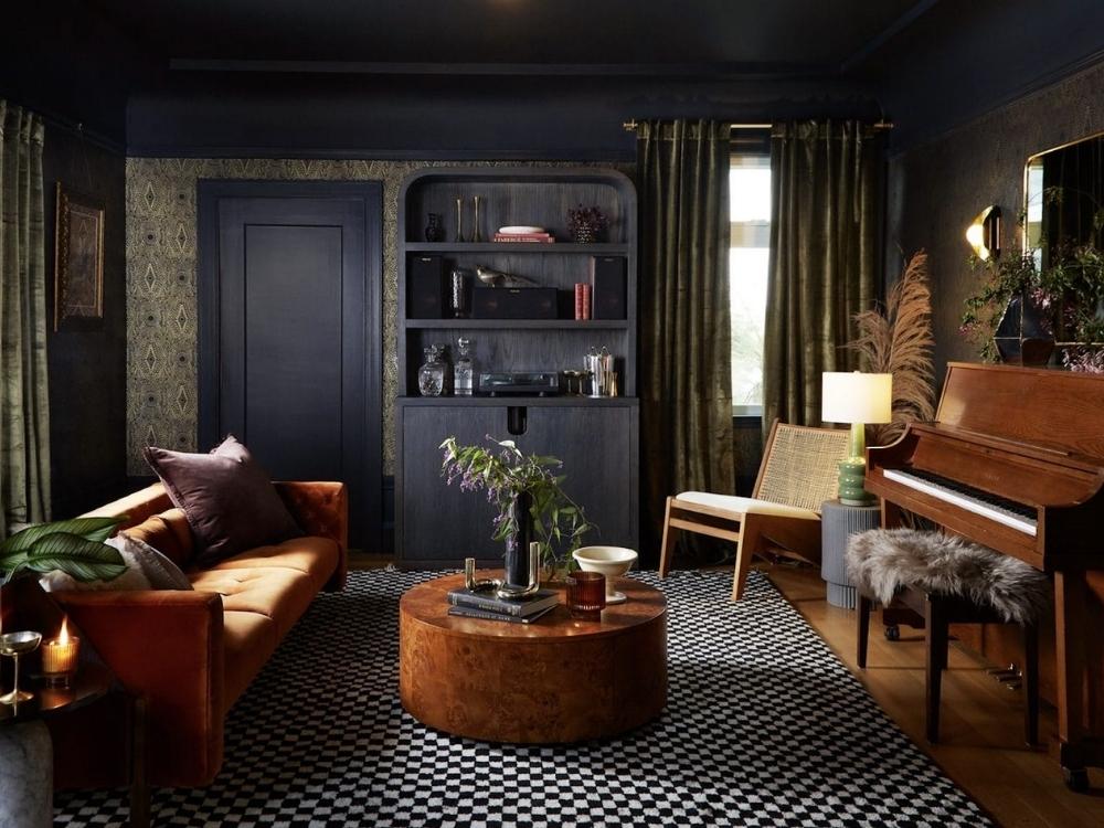 Phòng khách Dark Academia kết hợp sách, chi tiết gỗ cổ điển và ánh sáng ấm, mang lại vẻ u ám nhưng tinh tế