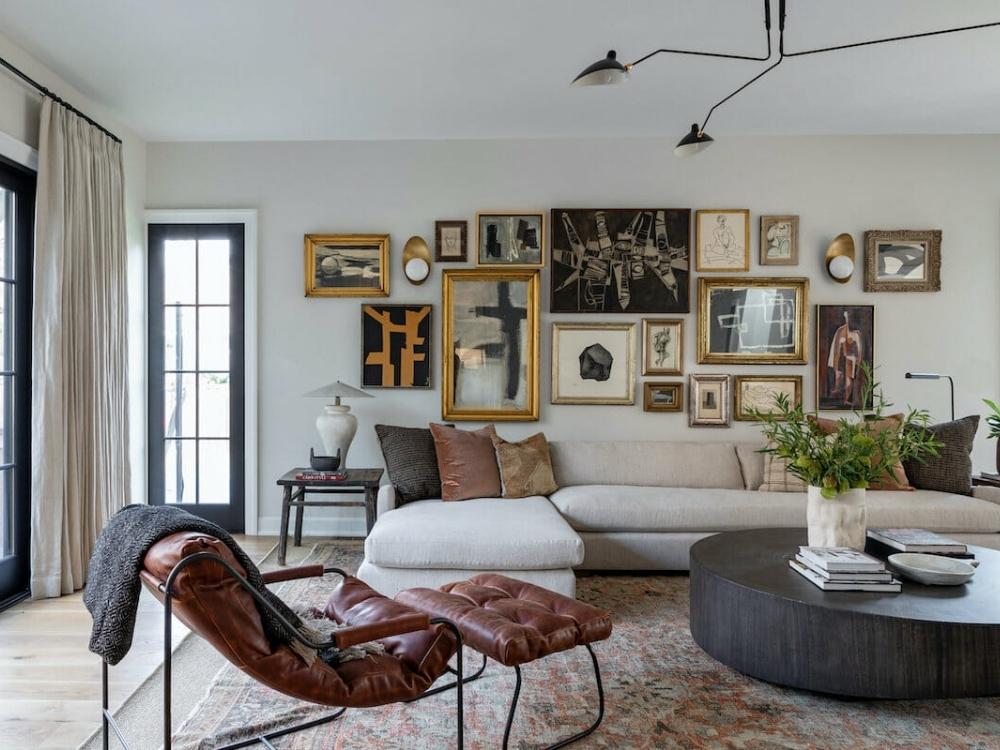 Phòng khách Eclectic sử dụng nội thất đa dạng, màu sắc và chi tiết phong phú, mang vẻ thú vị nhưng cần cân bằng tinh tế