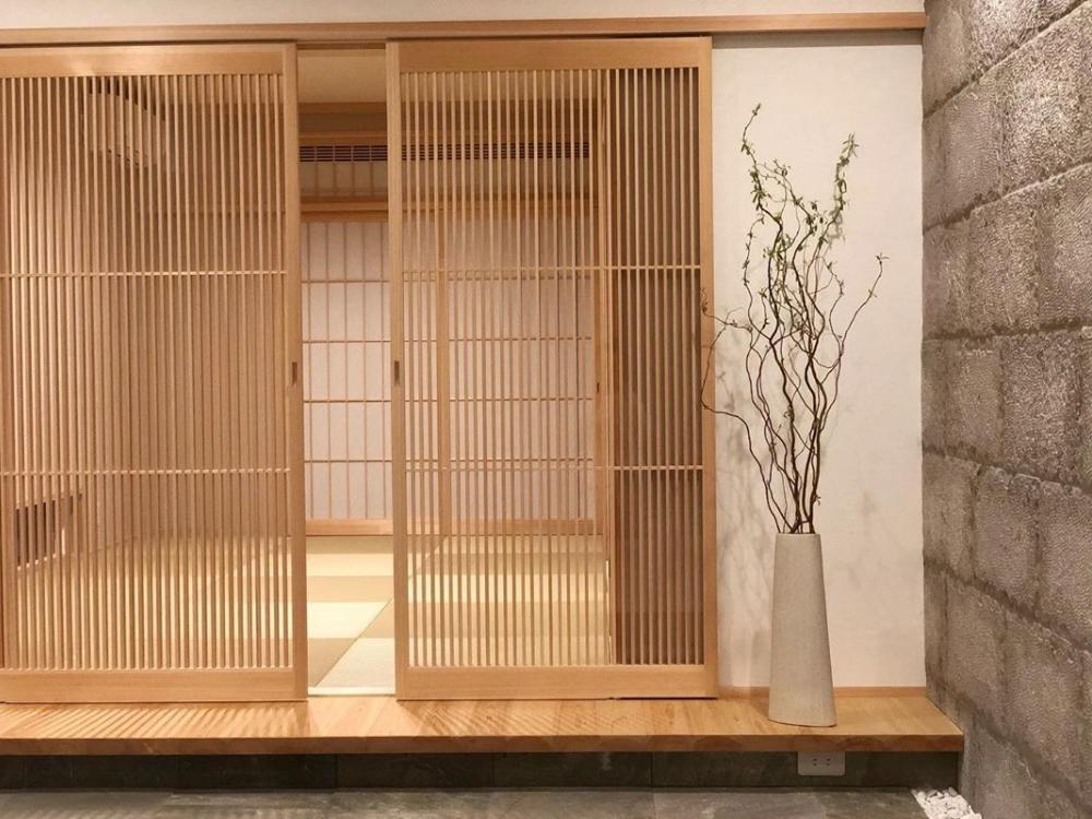 Phòng khách Nhật Bản hiện đại kết hợp cửa trượt bằng gỗ và kính mờ, vừa tiết kiệm diện tích vừa đón ánh sáng tự nhiên tràn ngập