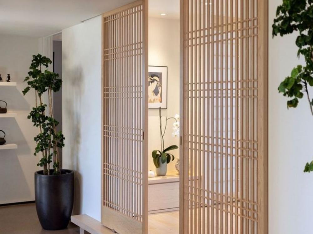 Phòng khách Nhật Bản với cửa trượt Shoji bằng gỗ với giấy Washi