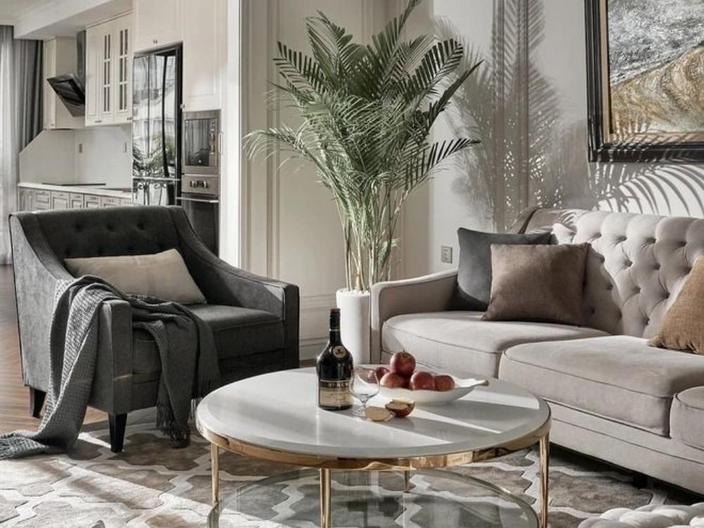 Phòng khách Tân cổ điển với màu trắng, kem, vàng gold, sofa da