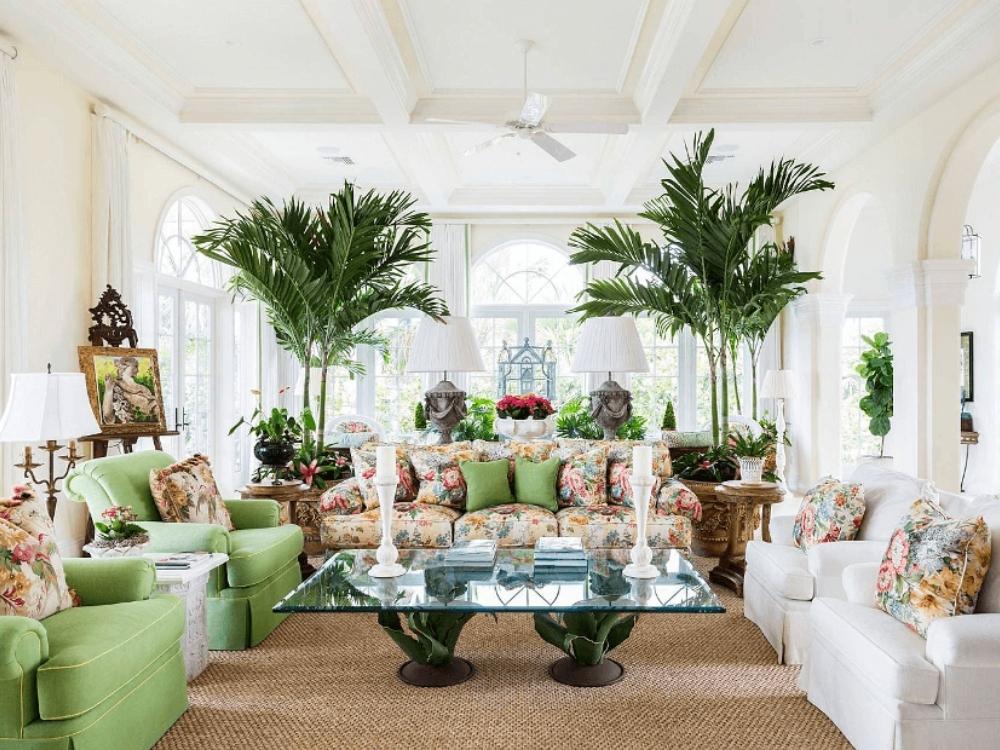 Phòng khách Tropical sử dụng nội thất tự nhiên và tông màu nhiệt đới nổi bật, mang lại cảm giác sôi động