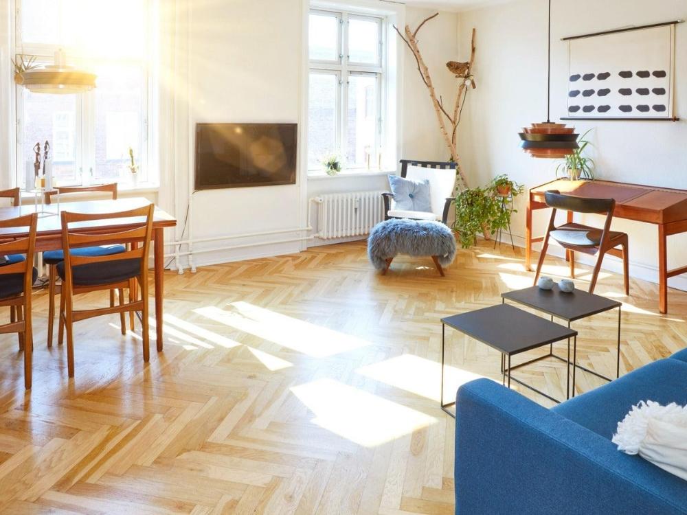 Phòng khách Bắc Âu với gỗ sáng màu và tông màu sáng, không gian ấm cúng, tối giản.